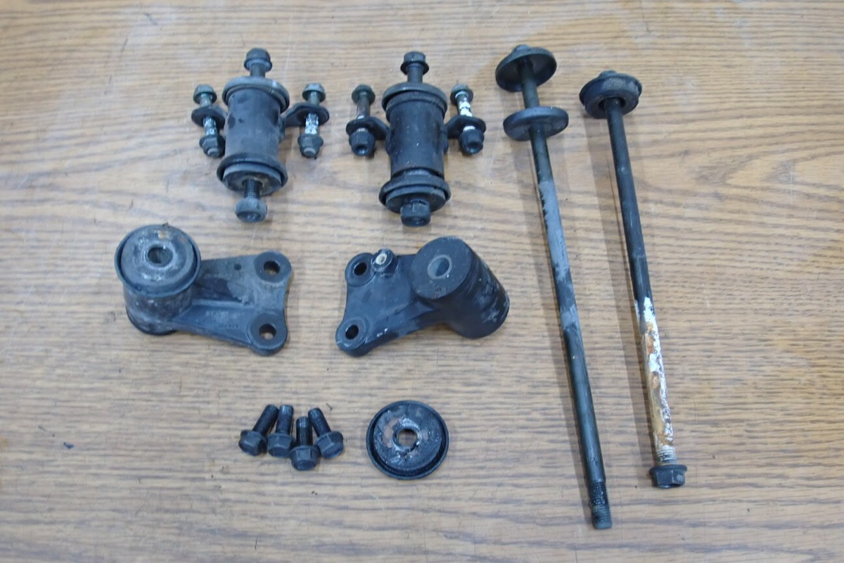 1991 KAWASAKI ZG1200B VOYAGER ENGINE MOTOR MOUNT BRACKET BOLT ASSY