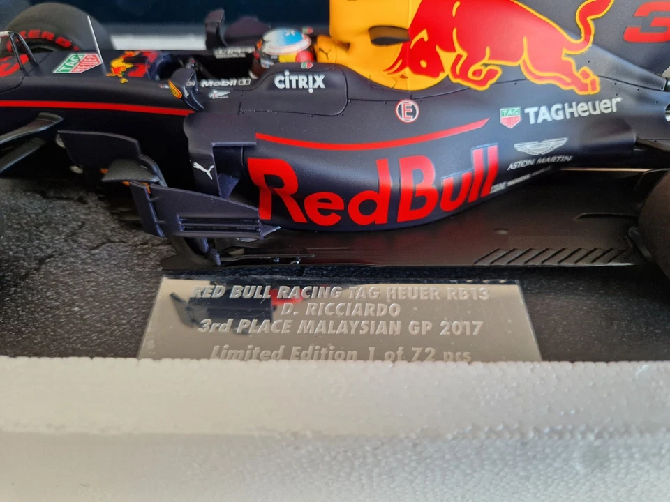Minichamps 1/18 Red Bull Renault RB13 D. Ricciardo - Malaysia 2017 - 117171503 - Image 2 of 4