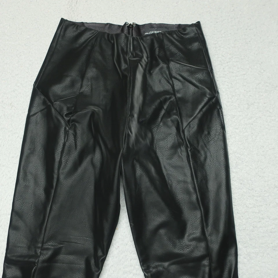Pantalones ajustados con cremallera al tobillo Guess para mujer talla S negros imitación cuero cintura alta Foto 3 de 4
