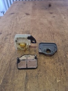 A Husqvarna 137 Kettensäge Vergaserhalter Luftfilterhalter und Luftfilter