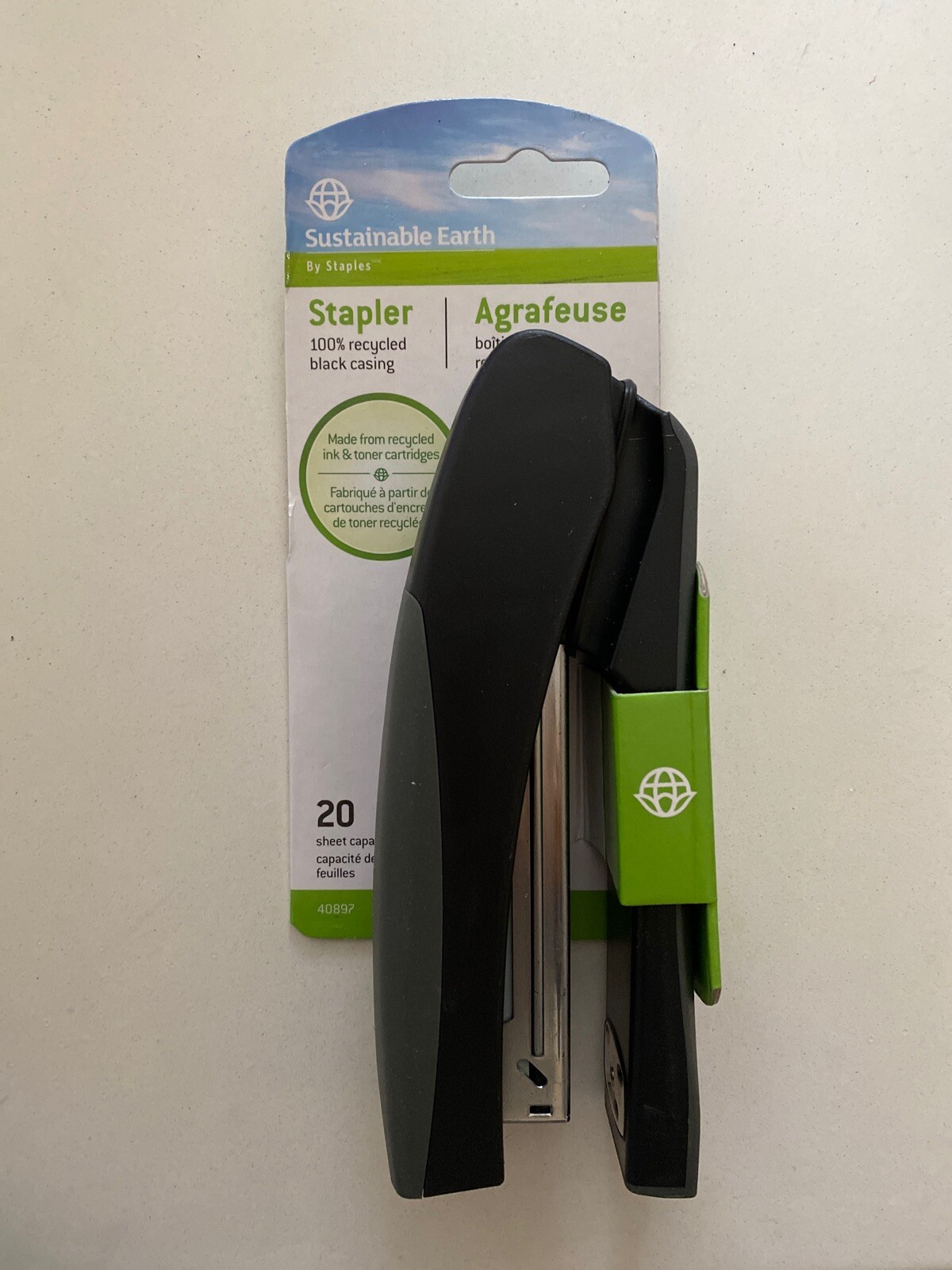 Staples Desktop/Handheld Stapler, 20 Sheet Capacity, Black and Gray (40897)