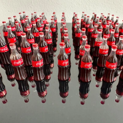 25 St. Maßstab 1:12 Puppenhaus Miniatur Cola Soda Flasche Getränke Deko Zubehör - Bild 1 von 4