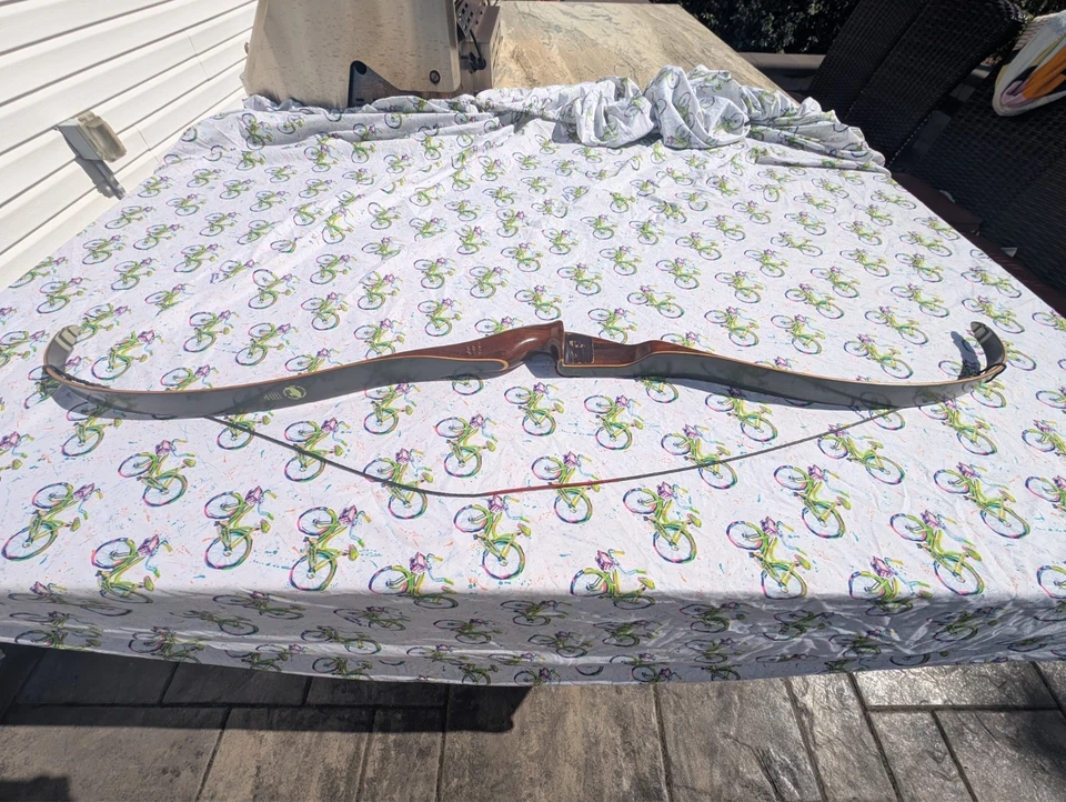 ARCO RECURVO FREAD BEAR 71 KODIAK MAGNUM, DE COLECCIÓN, EN BUEN ESTADO. ALMACENADO CORRECTAMENTE Y RECOGIDO! Foto 2 de 4