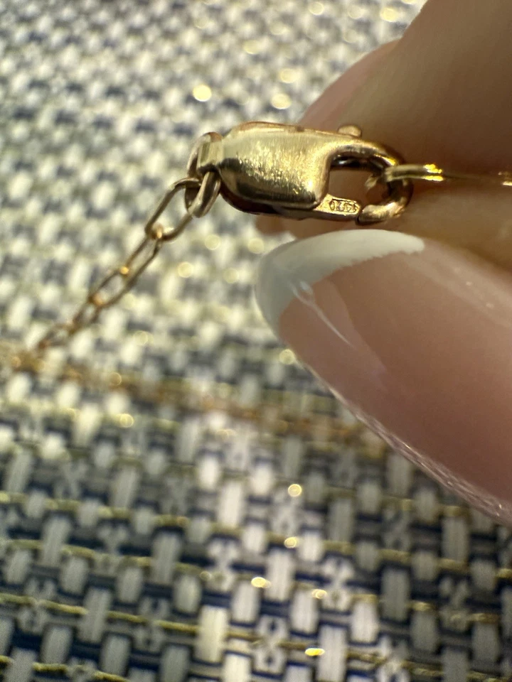 Collar colgante Bracha Initial A de diamantes de imitación relleno de oro Foto 4 de 4