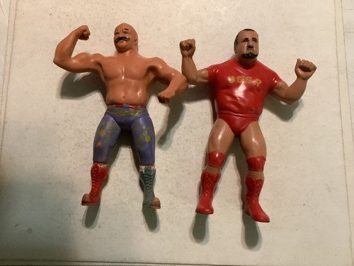 2 WWF figures - Nikolai Volkoff 1985 & Iron Sh...