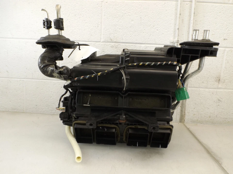 2004-2009 Cadillac SRX A/C Evaporator Core and Case Assembly Used OEM 19130190 - Изображение 2 из 4