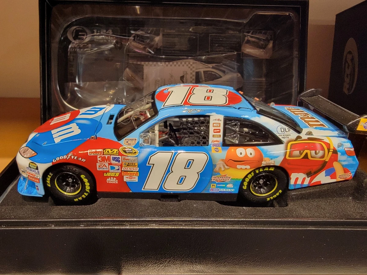 ミニカー KYLE BUSCH 2008 HOLIDAY CAR BY SAM BASS KYLE BUSCH 2008 HOLIDAY CAR BY SAM BASS 1/24 ACTION