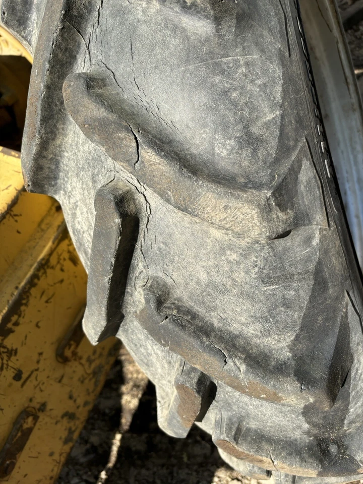 TRACTOR FORD 8 N VINTAGE - 1 RUEDA TRASERA Y NEUMÁTICO 11,2 X 28" - 1951 - LEER TEXTO Foto 2 de 4