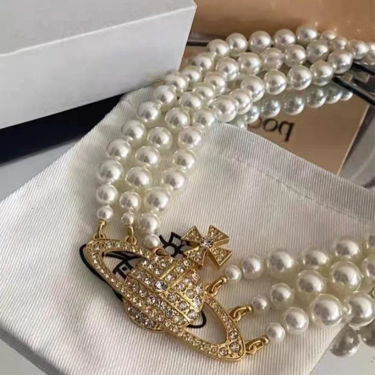 Collar Gargantilla Vivienne Westwood Triple Perla Orbe Capas Doradas Usado Foto 4 de 4