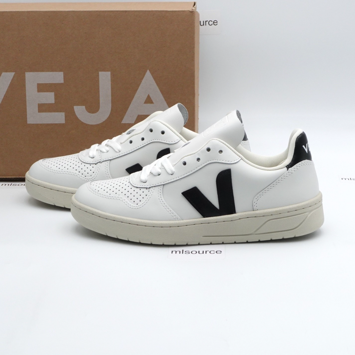 Size 7 / 38 EU Women's Veja V-10 Leather Sneakers VX0200005A380