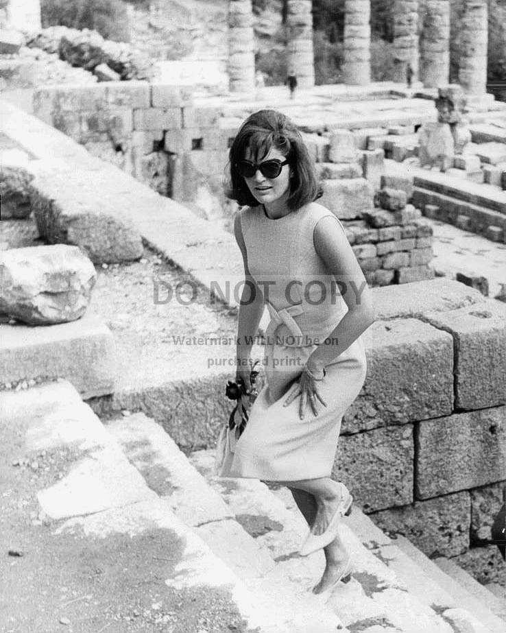 JACQUELINE "JACKIE" KENNEDY ONASSIS IN GREECE 1963 - 8X10 PHOTO (AB-092)