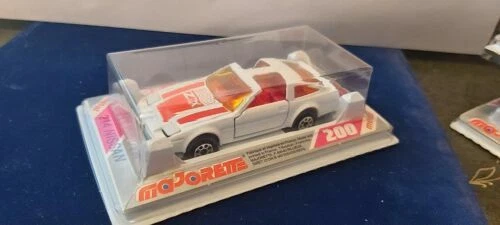 Voitures, camions et fourgons miniatures Majorette Nissan