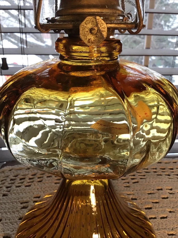 "Hermosa lámpara de aceite antigua de melón ámbar de 18"" con pantalla e iluminador" Foto 4 de 4