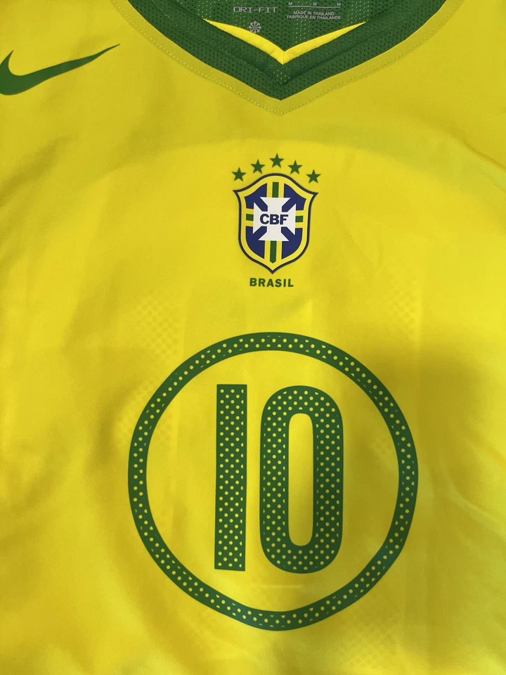 Nike Brazil Home Jersey 2004 Ronaldinho #10 T90 (AUTHENTIC) Size MENS Medium - Image 4 of 4