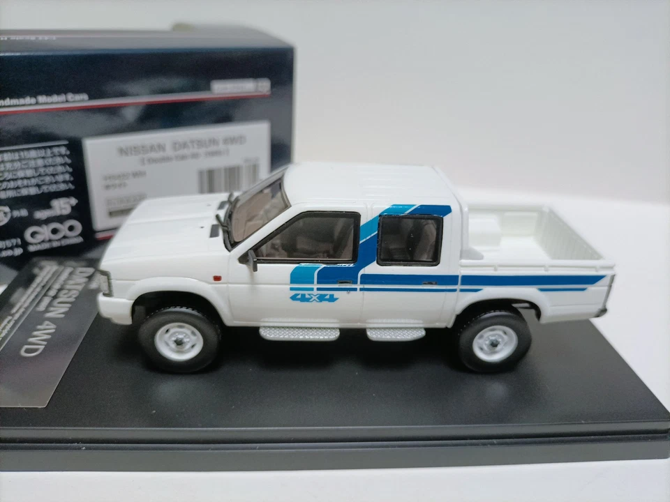 Hi story 1:43 Nissan Datsun 1985 blanco y azul modelo camioneta pickup de dos plazas Foto 2 de 4