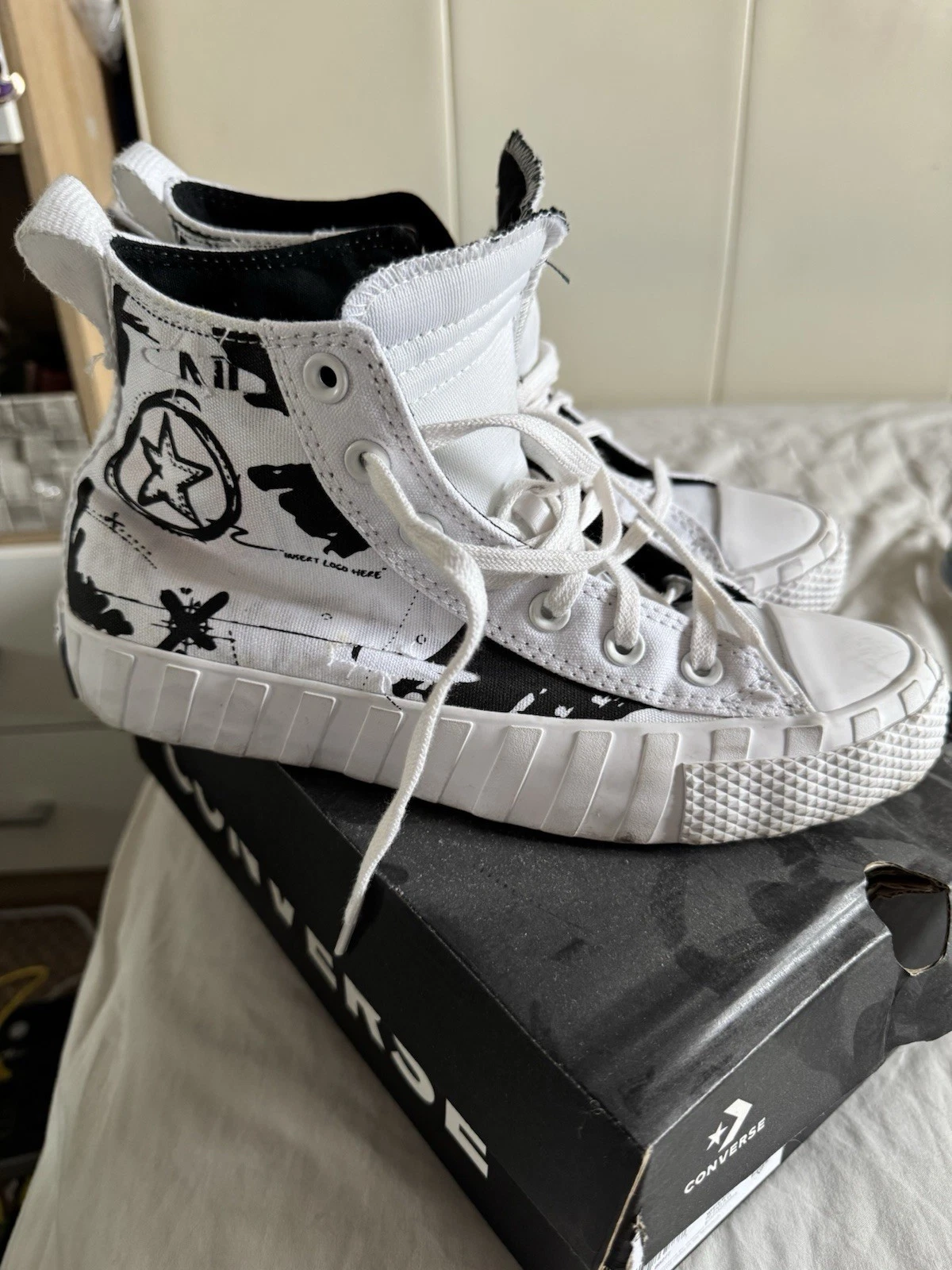 Scarpe da ginnastica Converse senza titolo script 5 5 indossate una volta strappato strato superiore fuori o tenere così come sono