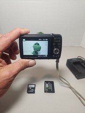 Samsung PL20 Silver Digital Camera 5X Zoom 14.2 MP w/ Battery Charging Cord