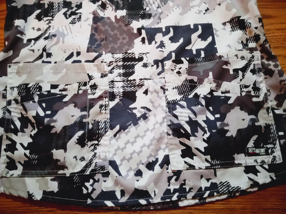 Blusa Médica Grey's Anatomy Barco One para Mujer Pequeña Diseño Radical Blanco y Negro Foto 4 de 4