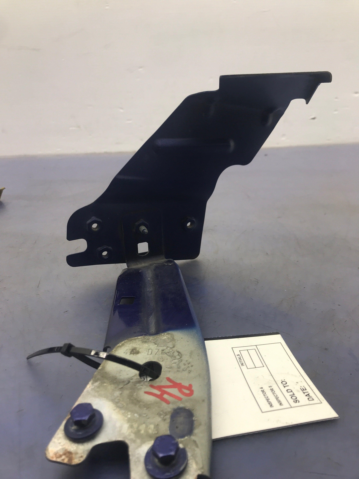 2014 - 2016 MASERATI GHIBLI OEM RIGHT MUDGUARD SUPPORT BRACKET 673003653