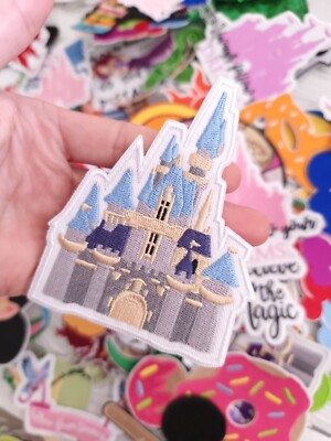 Blaues Schloss Aufnäher Disney Märchen bestickt Bügelbild Kleidung Aufnäher