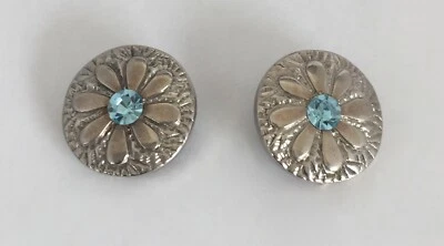 PAIRE DE CLIPS/ METAL ARGENTE/ DECOR FLORAL/ OXYDE CENTRAL EN RELIEF/ANNEES 1970 - Photo 1/4