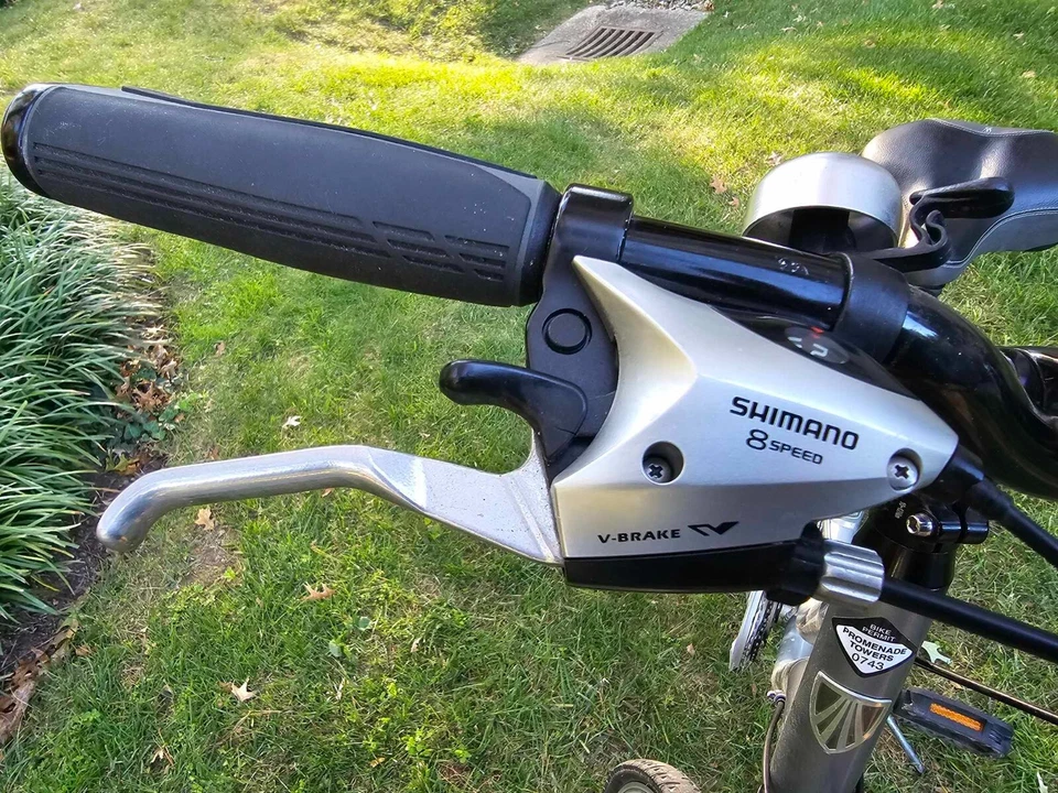 Trek 7300 混合自行车 22.5 英寸,双色银色和灰色,几乎不使用。 — 第 2/4 张图片