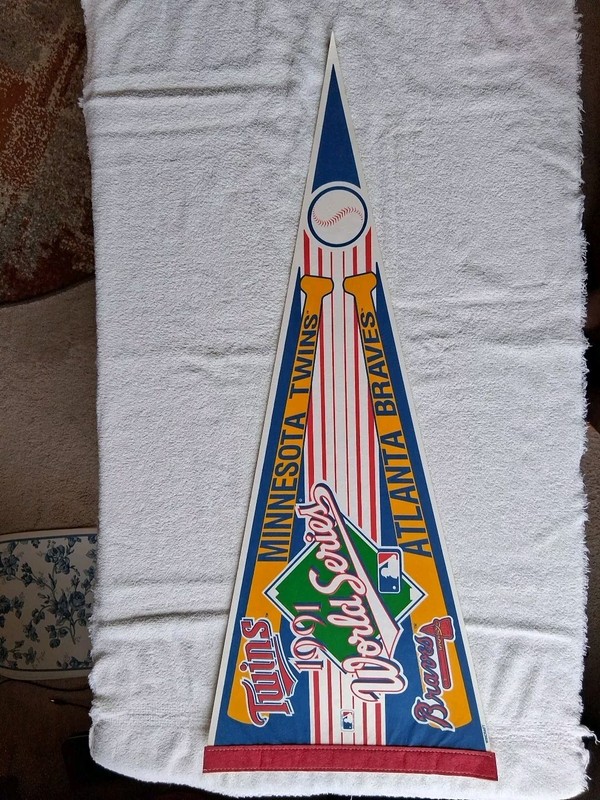1991 MN TWINS PENNANT WORLD SERIES ATLANTA BRAVES Bright Colors 2 BATS WinCraft 