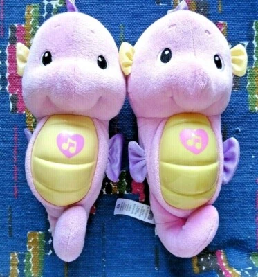 NB/ DOUDOU PELUCHE VEILLEUSE HIPPOCAMPE HIPPO ROSE FISHER PRICE KOM NEUF - Photo 1/2