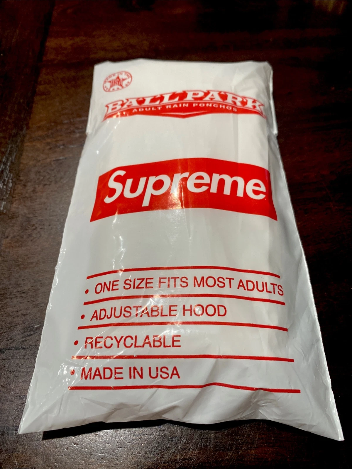 Boîte poncho de pluie adulte Supreme Ballpark logo SS20   neuve et scellée   taille unique