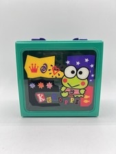 Estuche de baratija de plástico verde Sanrio Keroppi 1997 vintage maletero monedero asa caja