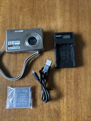Nikon Coolpix S700 12.1MP 3x Zoom Digital Camera w/2 New Batteries