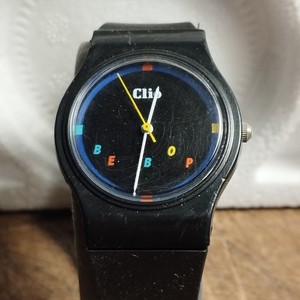 Montre Renault 100 Ans – Édition Anniversaire à Quartz, Boîtier Argenté, Bracelet Noir