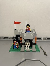 Lego Knights Set 6036 Skeleton Surprise - 1995 99% Complete Extra Minifigure Lot