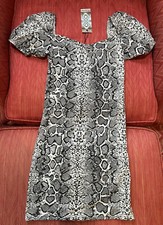 Boohoo NWT! Snake Print On/Off The Shoulder Smock Black White Dress Size 4