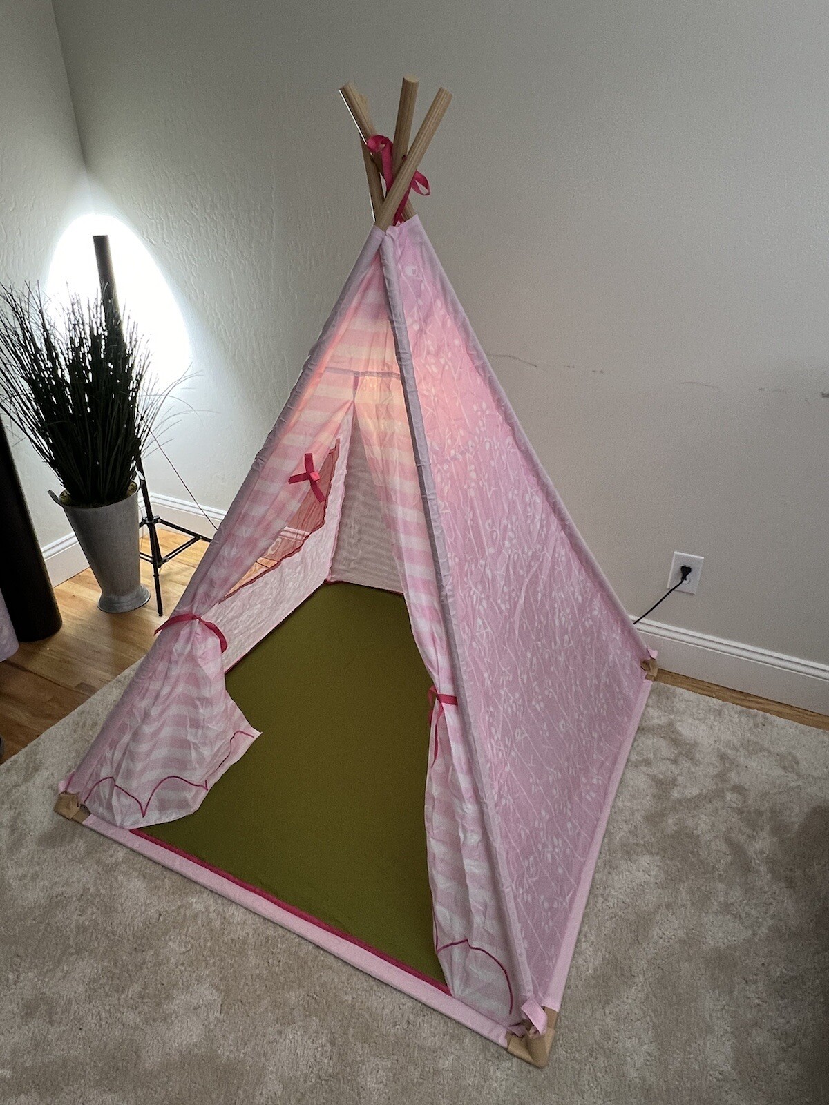 Our Generation Suite Teepee Play Tent & Light Up Chandelier 