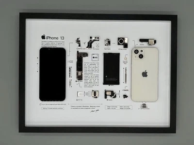 iPhone 13 Zerlegt im Rahmen – Technik Kunstwerk – Gerahmte Wanddeko – Schwarz - Bild 1 von 3