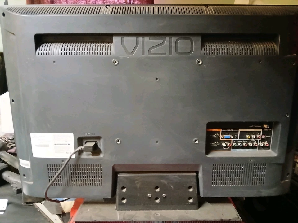 32' Vizio Flat Screen With Remote - Image 4 of 4