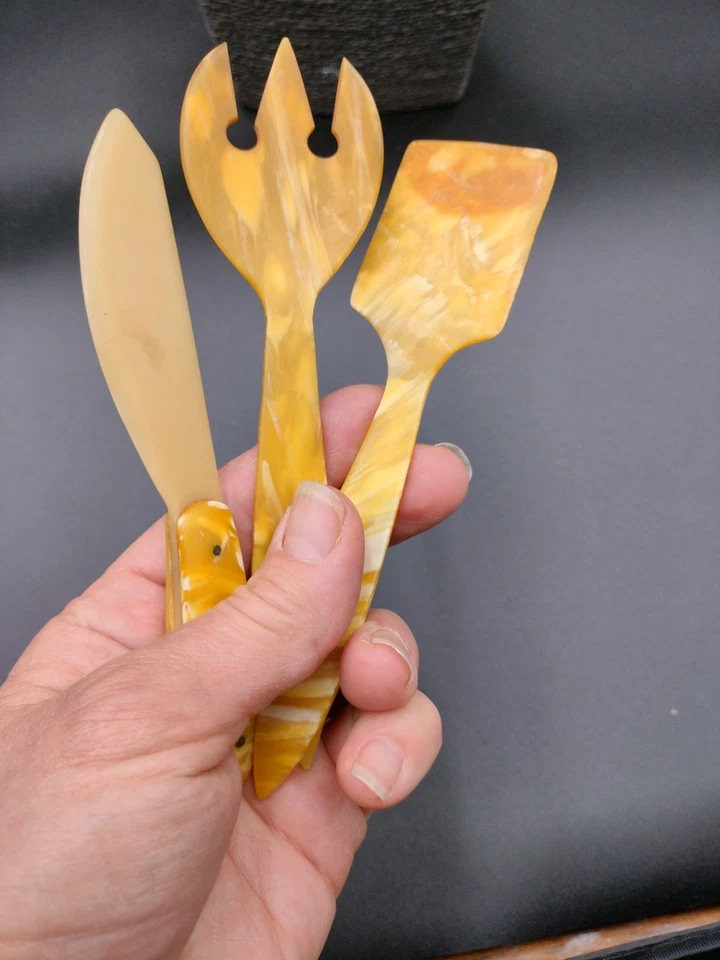 Rare mini couverts à salade de picnic anciens vers 1920 en bakélite jaune - Photo 3/4