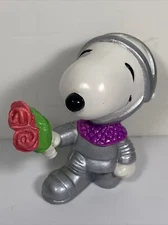 1966 PEANUTS Valentine Day Snoopy Knight Shining Armor Hold Flowers PVC Figure