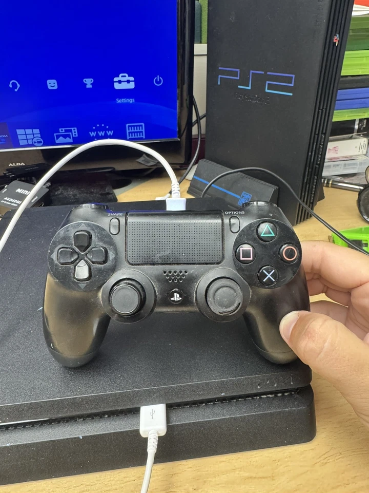 Sony PlayStation 4 Slim, photo 3 of 5