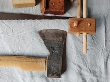 Alte Handhobel verschiedene Größen, Beil, Anreisser und Säge