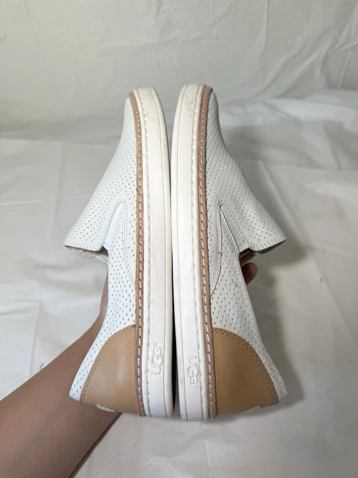 Sneakers casual UGG donna Adley Perf pelle bianca traforata slip on taglia 7