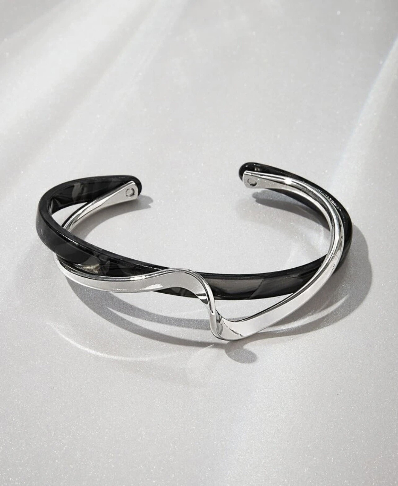 Bracelet jonc femme noir et argenté, l'accessoire rigide idéal pour vos soirées