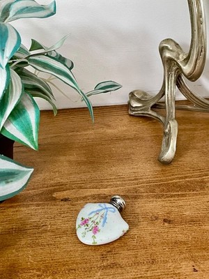 Antiker Schildform Porzellan Parfüm Duft Flakon Schleifen Blumen Silber Deckel