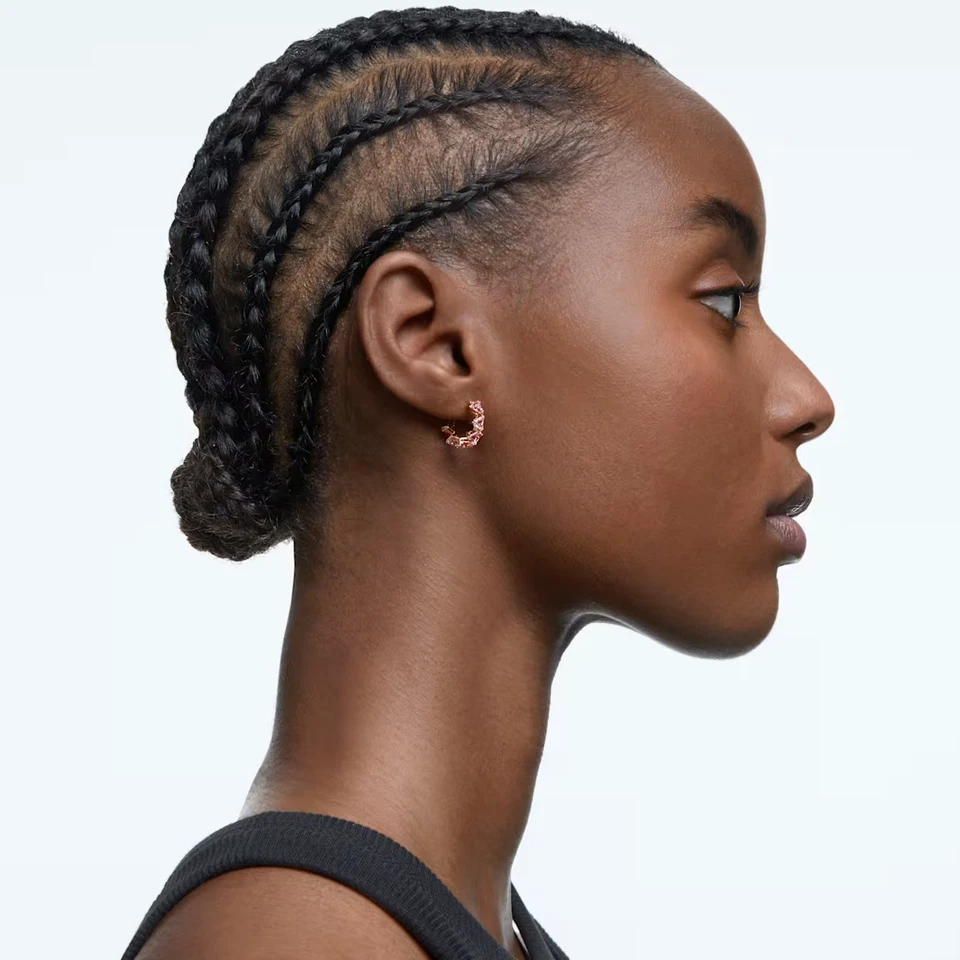 Pendientes de aro SWAROVSKI Matrix corte triángulo, pequeños, oro rosa rosa 75,00 £ nuevos en caja Foto 3 de 4