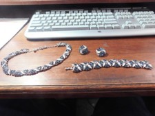 Vintage Trifari Gold Tone blue rhimestone Jewelry Set