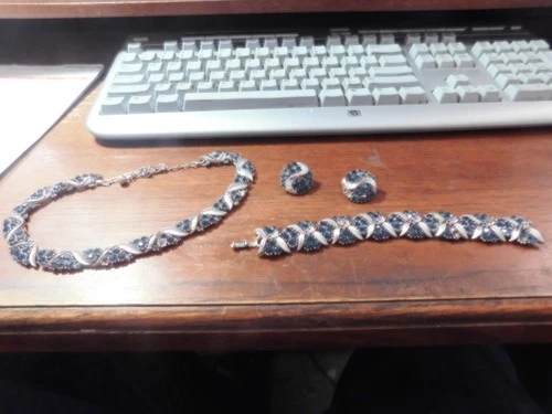 Vintage Trifari Gold Tone   blue rhimestone Jewelry Set