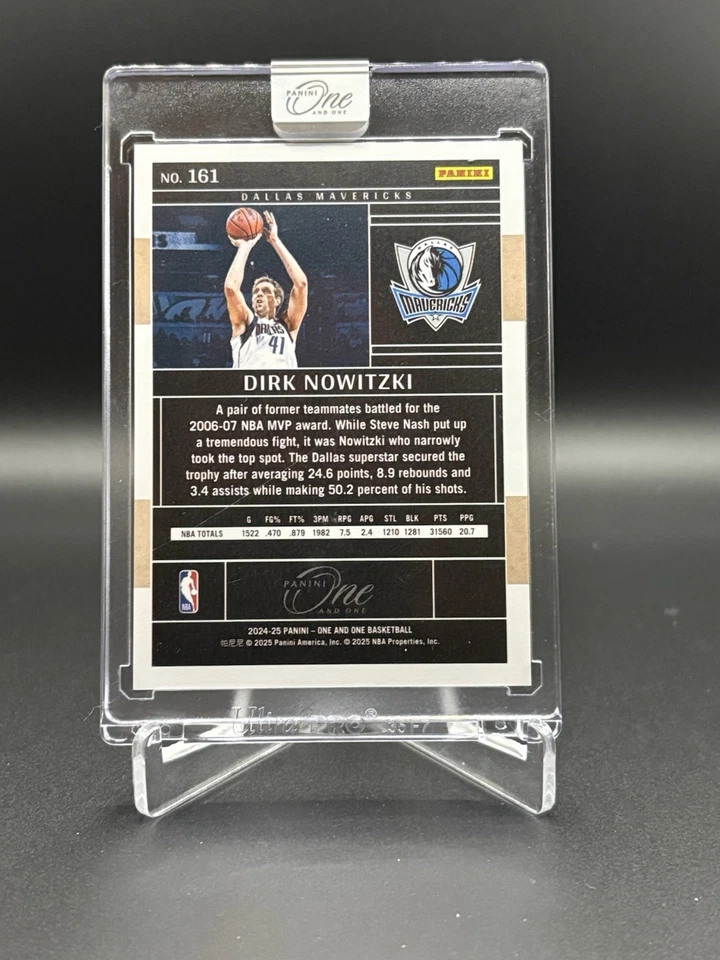 2024-25 Panini One And One Dirk Nowitzki Legends Verde #4/5 Dallas Mavericks Foto 2 de 2