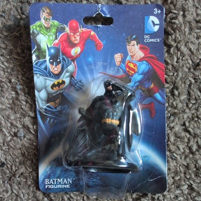 BATMAN FIGURE Warner Brothers DC Comics 2'' Tall NEW Grabbing Cape Fight Stance