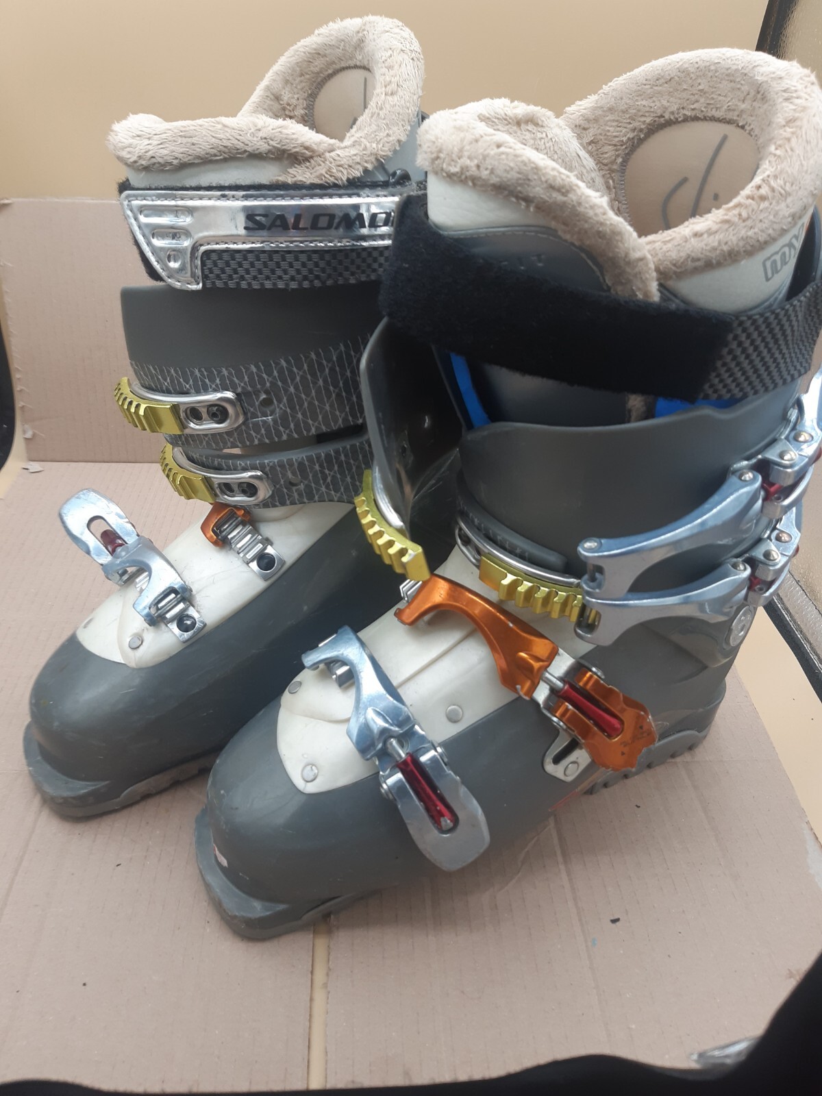 Scarponi da sci Salomon Irony su misura. Donna 25.0 EU 39 UK 6 con borsa per il trasporto
